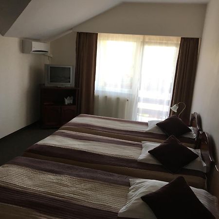 Hotel Restaurant La Conac Botiz Екстер'єр фото