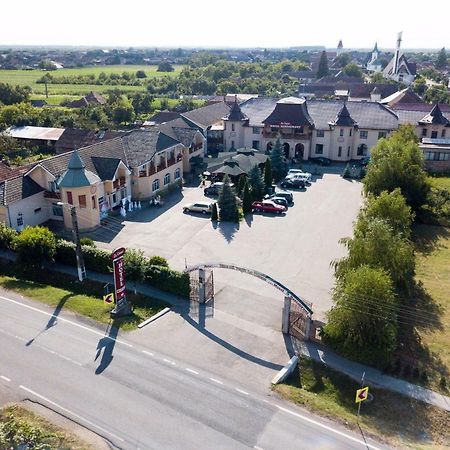Hotel Restaurant La Conac Botiz Екстер'єр фото