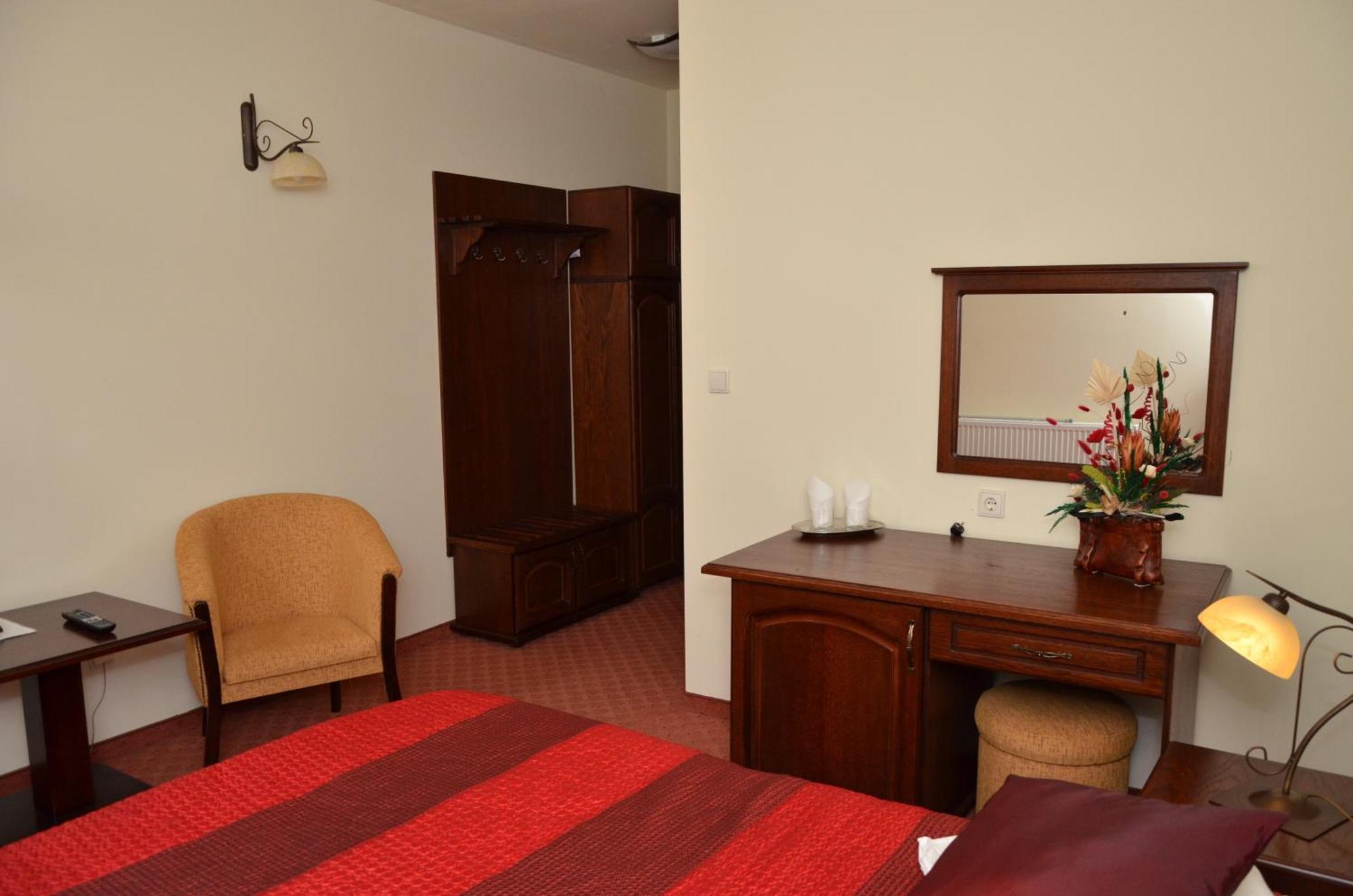 Hotel Restaurant La Conac Botiz Екстер'єр фото