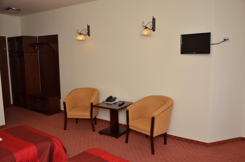Hotel Restaurant La Conac Botiz Номер фото