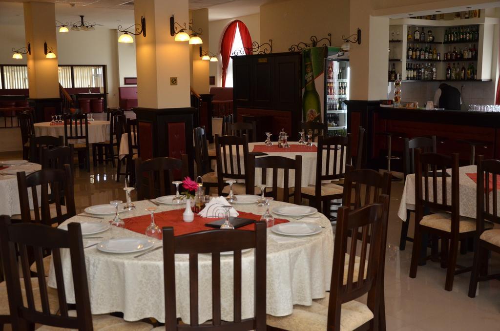 Hotel Restaurant La Conac Botiz Екстер'єр фото