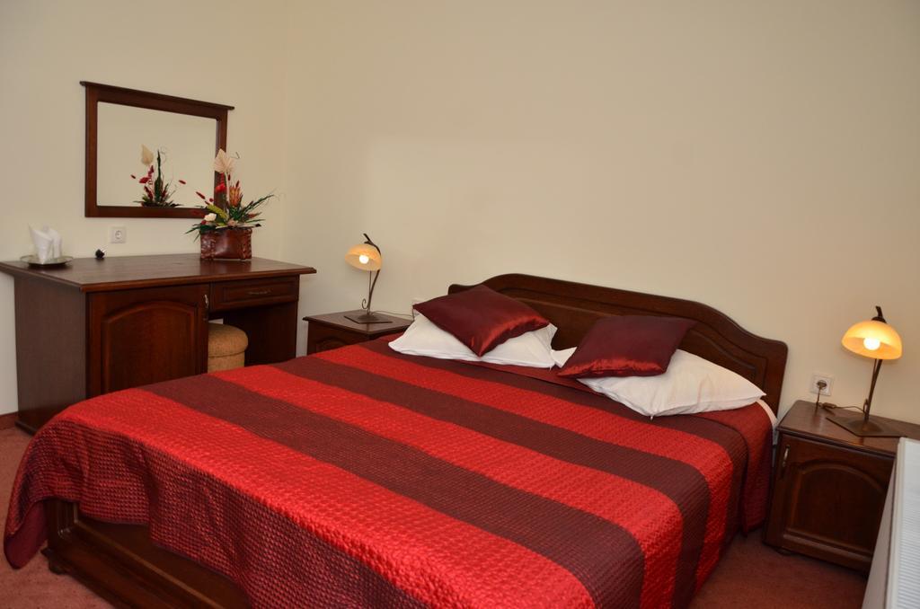 Hotel Restaurant La Conac Botiz Екстер'єр фото