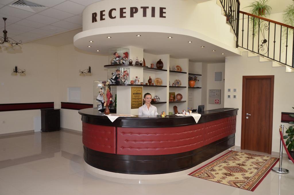 Hotel Restaurant La Conac Botiz Екстер'єр фото