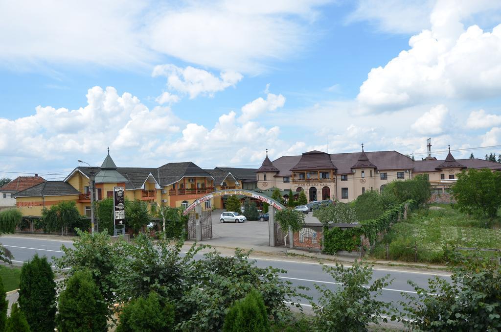 Hotel Restaurant La Conac Botiz Екстер'єр фото