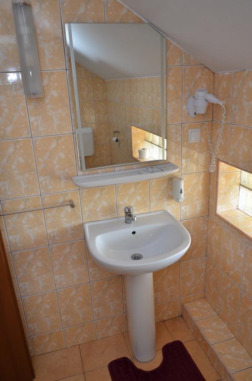 Hotel Restaurant La Conac Botiz Екстер'єр фото