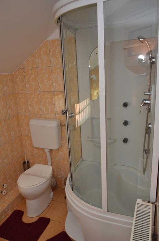 Hotel Restaurant La Conac Botiz Екстер'єр фото