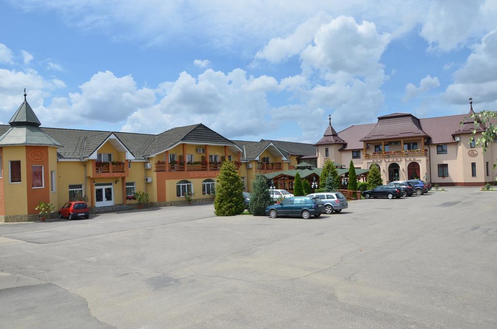 Hotel Restaurant La Conac Botiz Екстер'єр фото