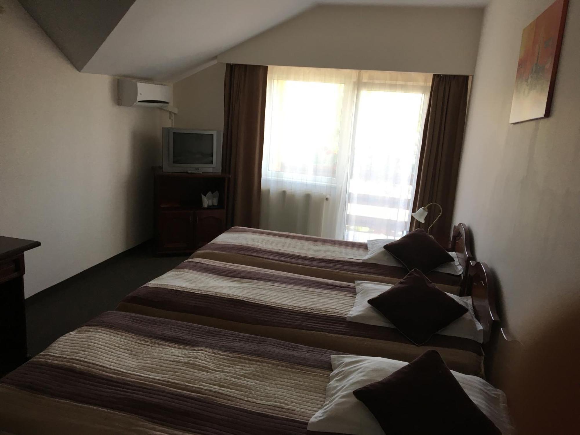 Hotel Restaurant La Conac Botiz Екстер'єр фото