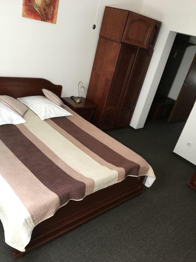 Hotel Restaurant La Conac Botiz Екстер'єр фото